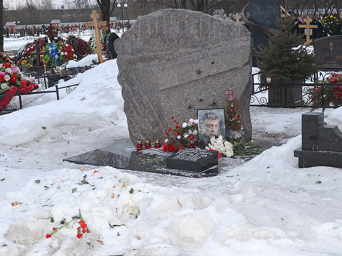 могила немцова на троекуровском кладбище фото