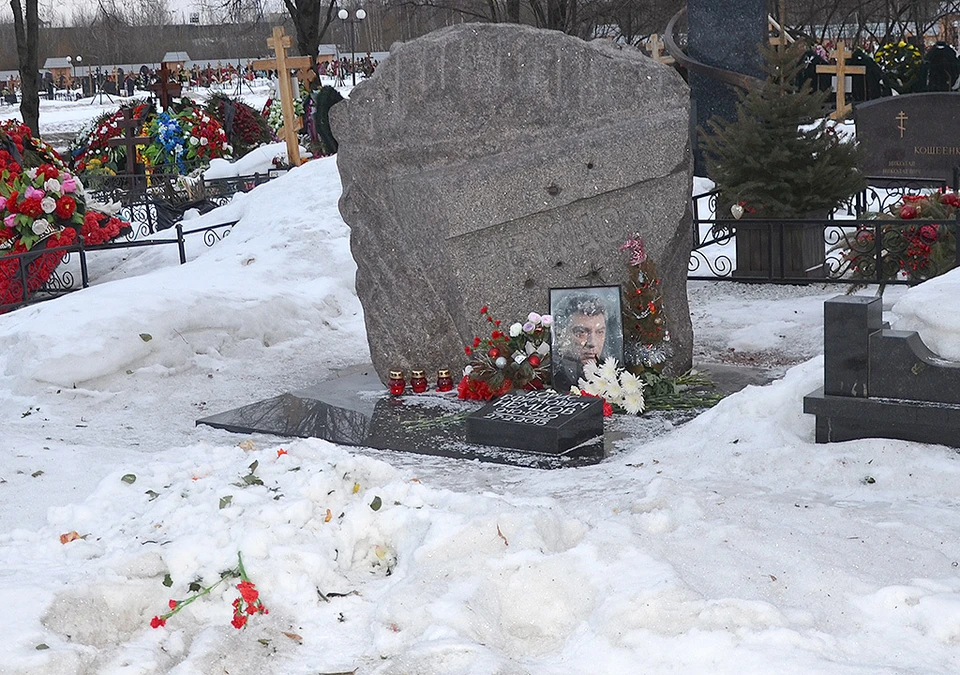 Могила политика Бориса Немцова на Троекуровском кладбище.