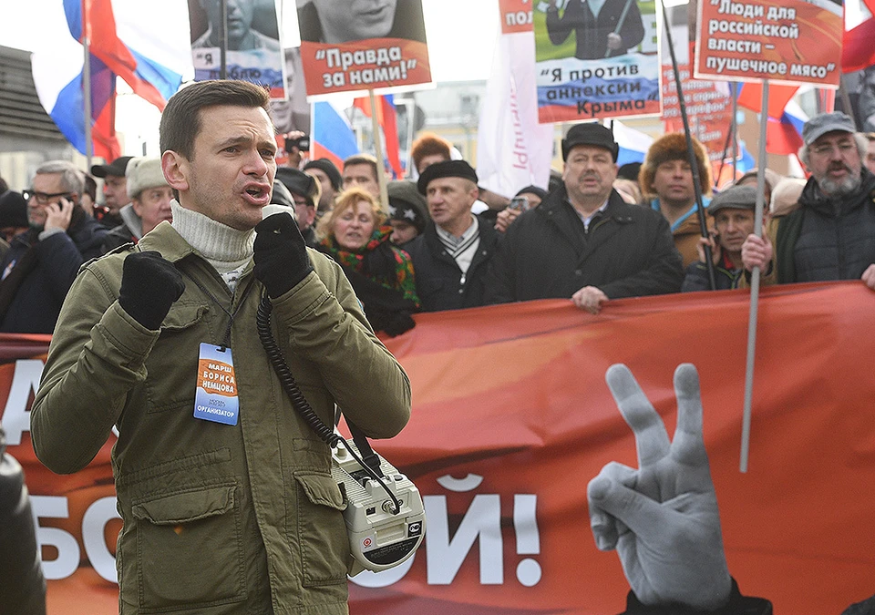 Оппозиционеры провели Марш памяти Бориса Немцова в центре Москвы.