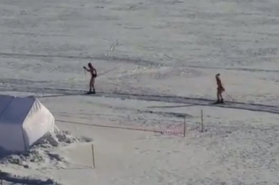 Спортсмены спокойно катались, не обращая внимания на ледяной ветер и температуру 10 градусов ниже нуля. Скриншот видео