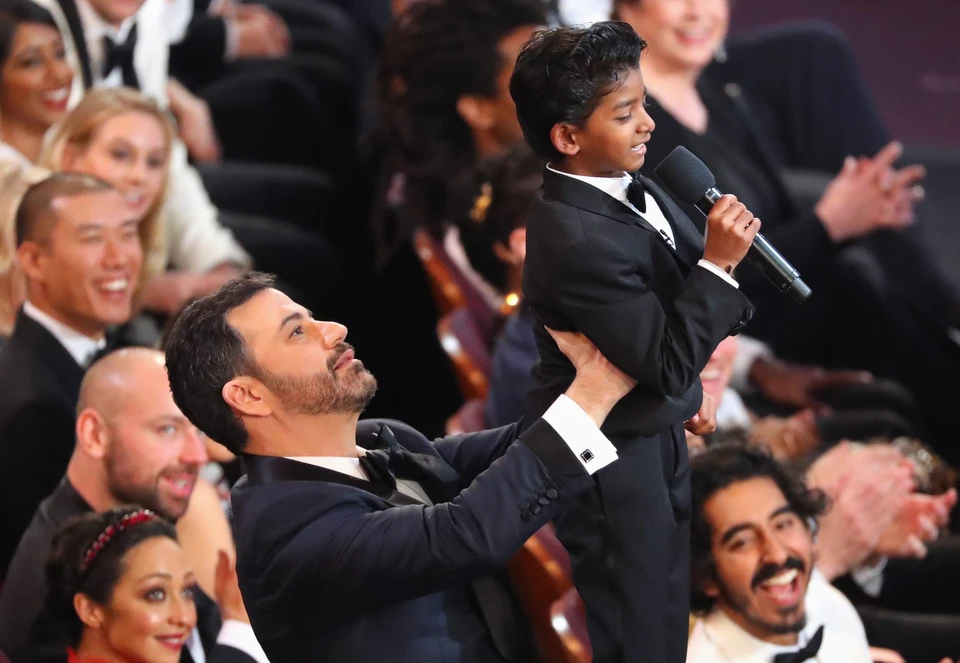 Ведущий церемонии "Оскар" Джимми Кимел поднимает юного актера