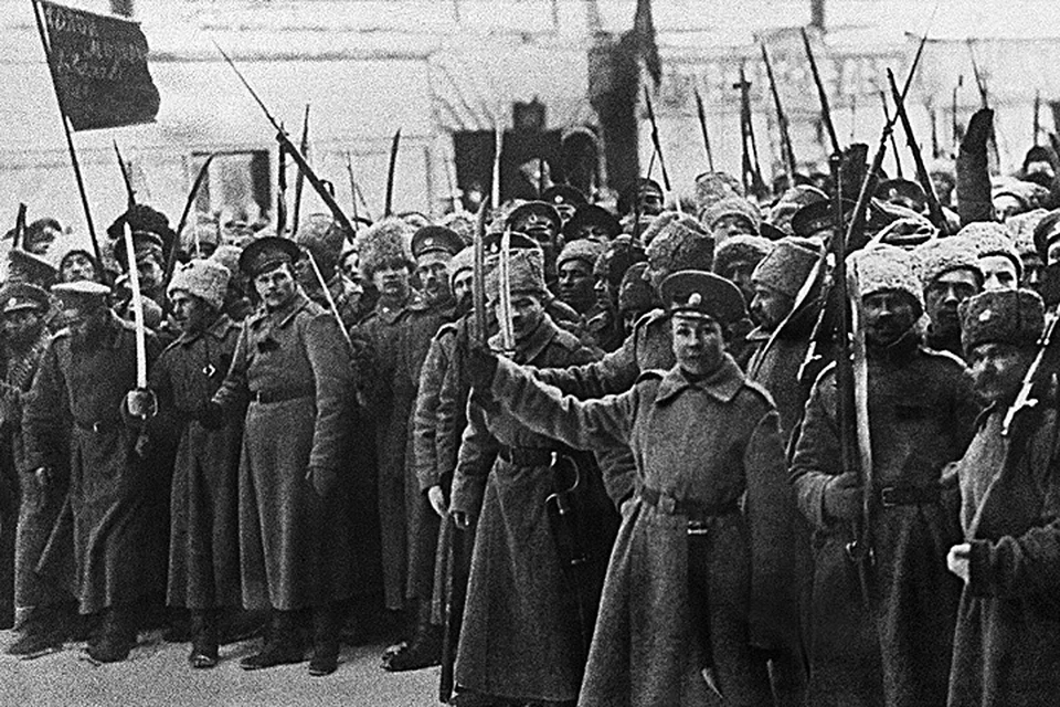 Февральская революция. На снимке: солдаты переходят на сторону восставших. Репродукция Фотохроники ТАСС