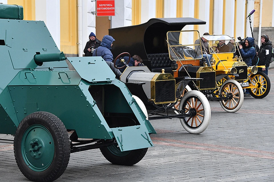 Уникальные автомобили в одном из кремлевском дворике.