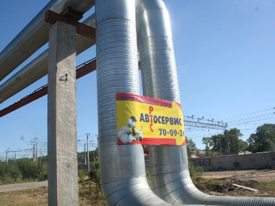 Рекламу догадались повесить даже на трубы теплотрассы.