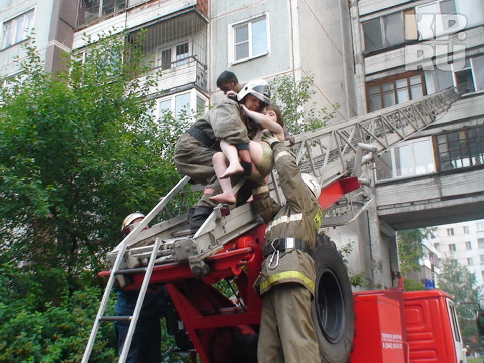 Фото пожарные спасают людей