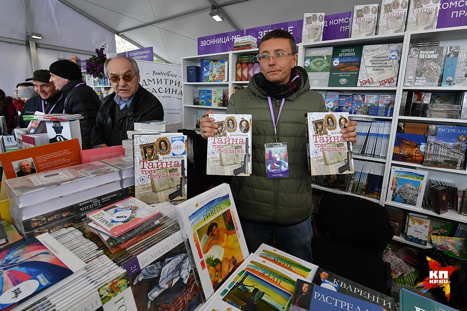 Книжная ярмарка в москве. Путин на книжной Ярмарке. Летняя книжная ярмарка на красной площади. Книжная ярмарка в Москве на красной площади в день книги. Ника марш книжная ярмарка.