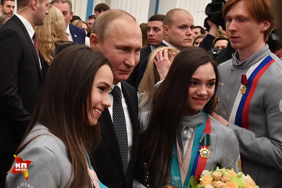 Владимир Путин вручил государственные награды российским спортсменам - победителям и призерам зимних Олимпийских игр в Пхенчхане