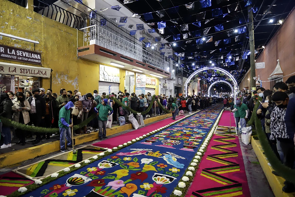 Ковер длиной 3932 метра, изготовленный в Мексике 240 мастерами из 80 тонн цветных опилок, попал в Книгу рекордов Гиннесса. Фото: ТАСС