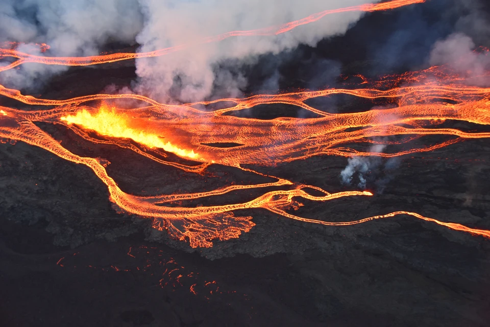 После почти 40-летнего молчания на Гавайях пробудился  Мауна-Лоа - крупнейший из действующих вулканов Земли. Фото: REUTERS