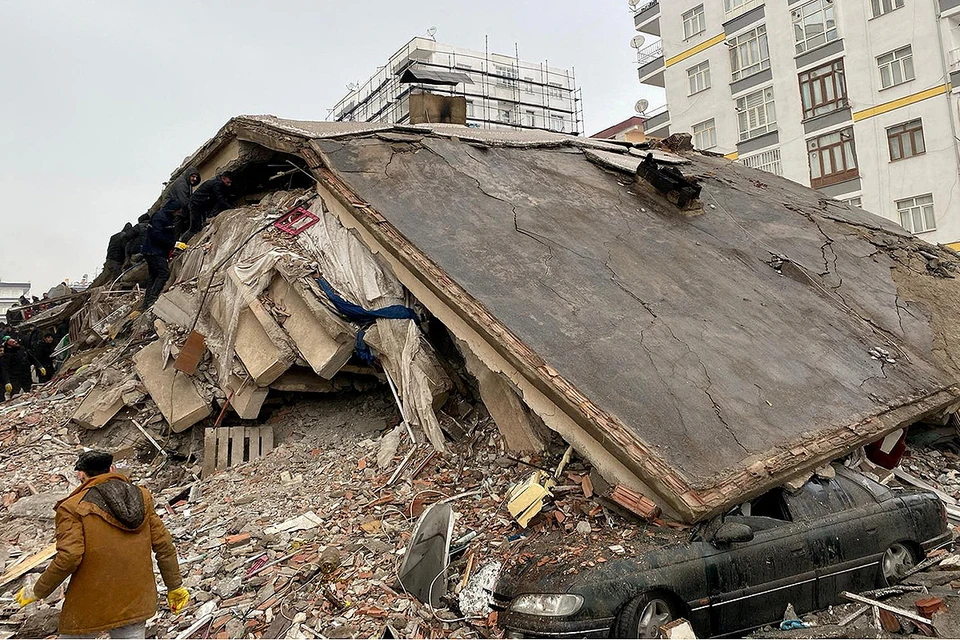 Сотни зданий и сооружений обрушились на юге Турции в результате сильного землетрясения. Магнитуда подземных толчков составила 7,4 балла.