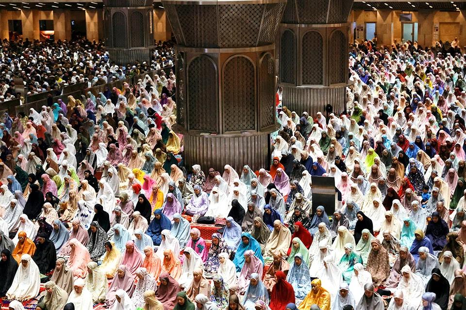 Вечерняя молитва женщин в первый день священного месяца Рамадан в главной мечети Индонезии. Фото: REUTERS