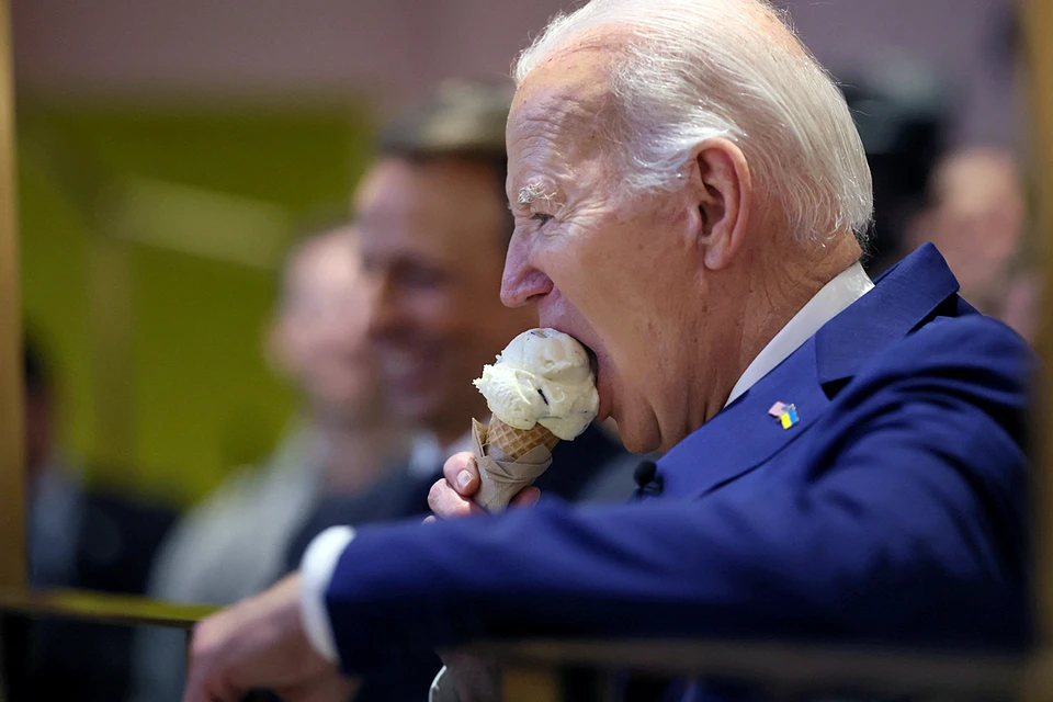 После завершения интервью для программы «Поздняя ночь» президент США Джо Байден остановился в кафе побаловать себя мороженым. Фото: REUTERS