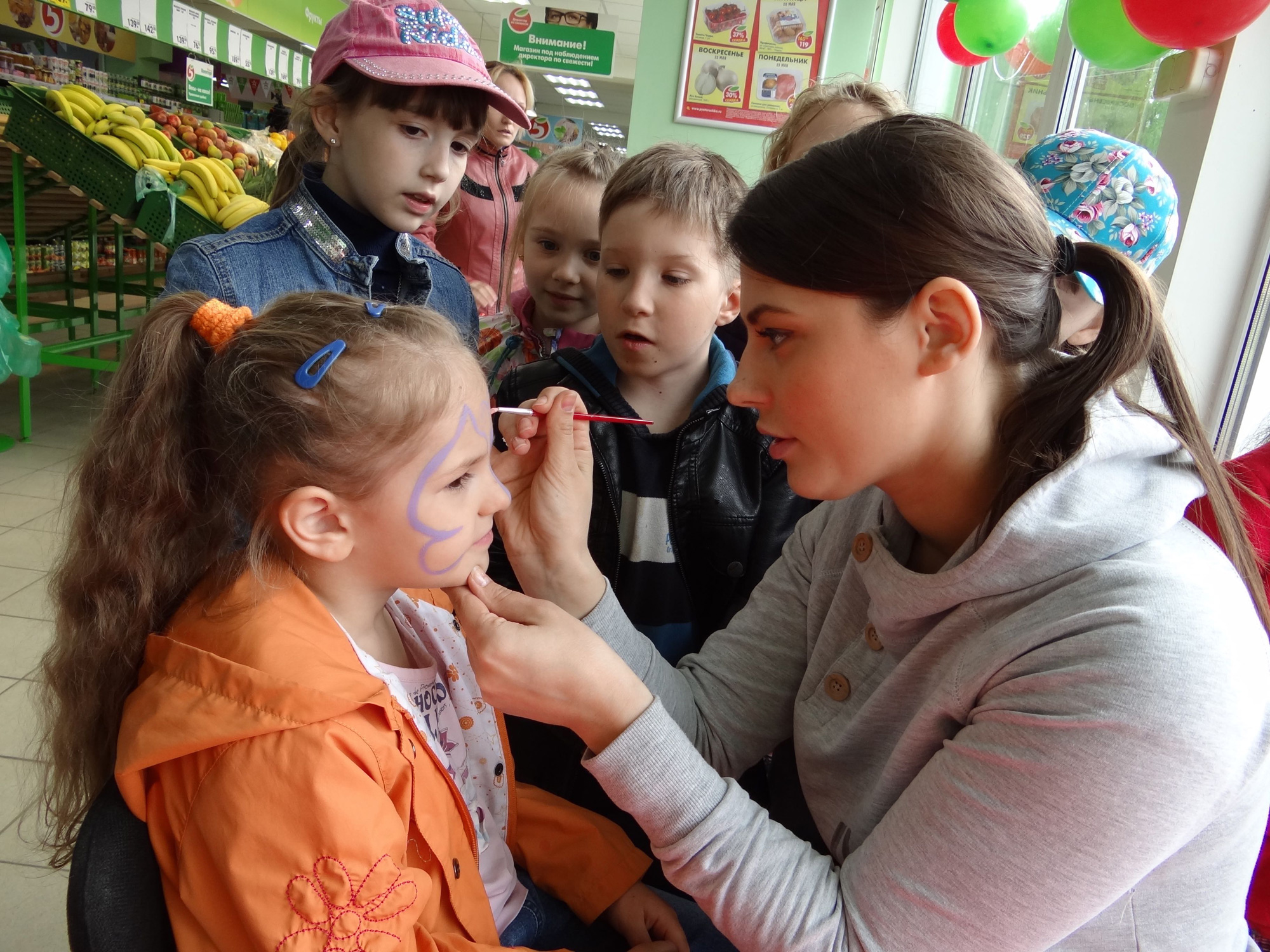 Девчонки собирали красные и белые шарики, раскрашивали лица в цвета российского флага и метали дротики. Фото: Игорь ЗЕТИЛОВ
