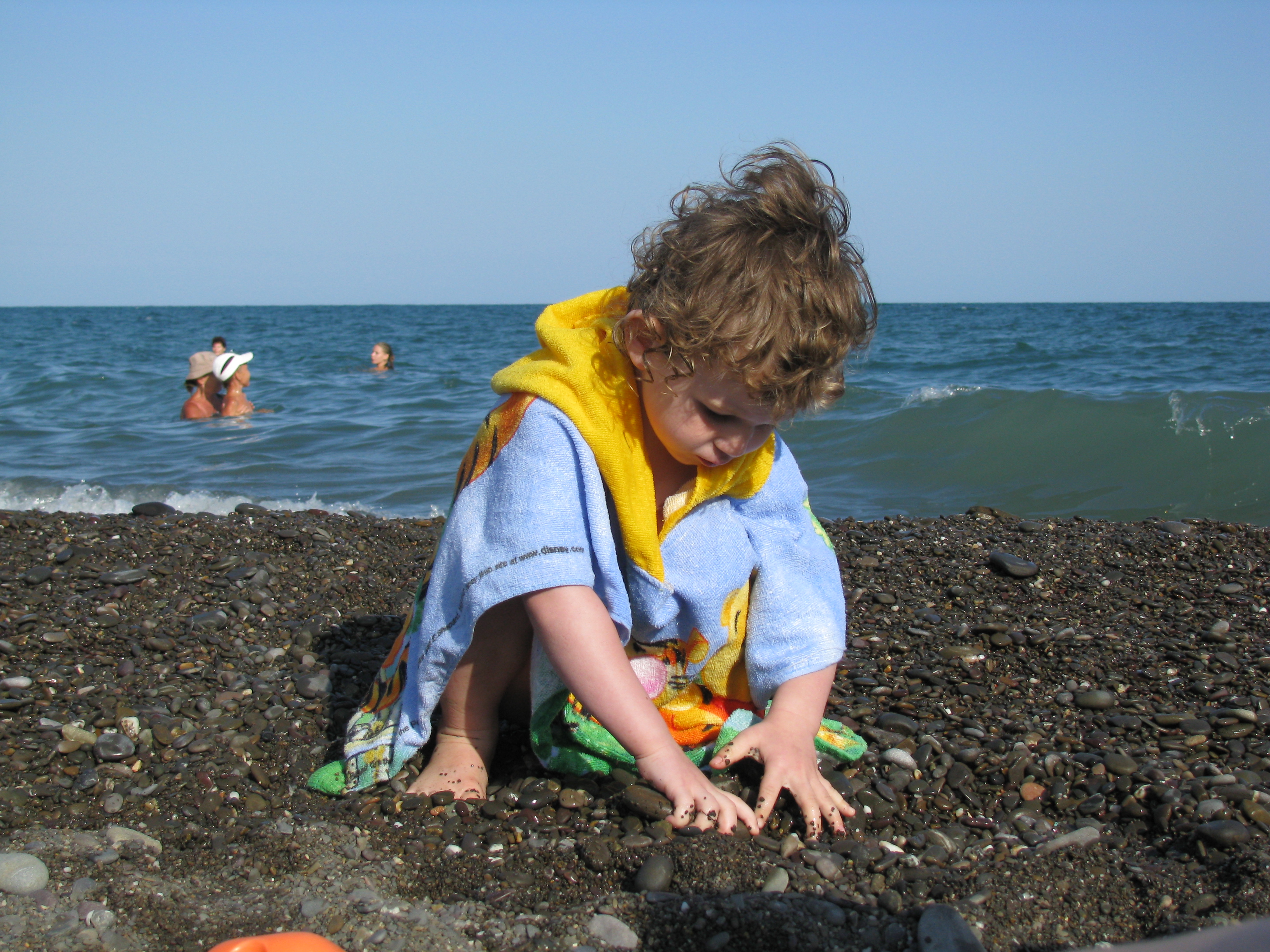 В отелях в Алуште частенько размещение малышей до 3 лет бесплатное, для ребят постарше – бесплатное детское меню.