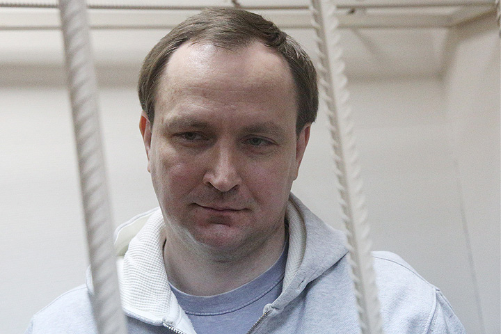 Денис Сугробов, обвиняемый в превышении должностных полномочий, во время рассмотрения ходатайства следствия о продлении ареста в Басманном суде. Фото Михаил Почуев/ТАСС