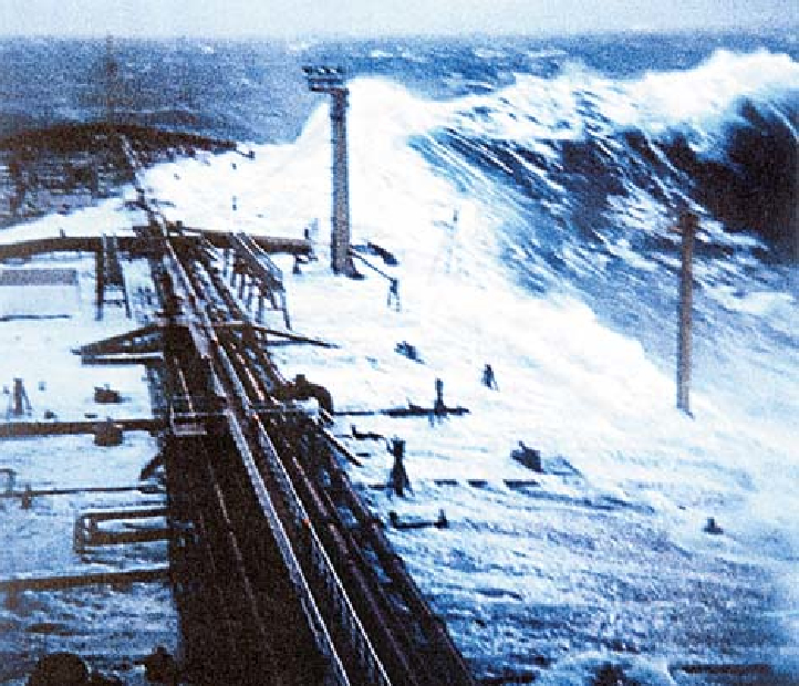 На Найден берег, на котором 40 метровые волны создаются в результате урагана