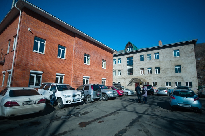 Парковка практически не пустеет