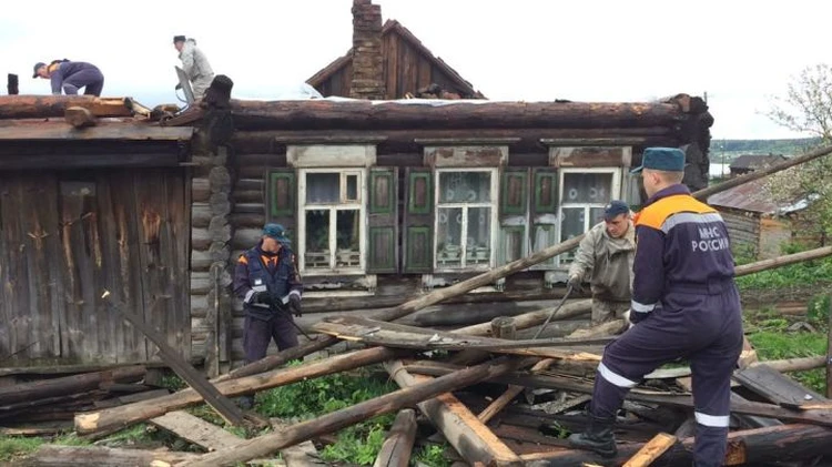 Ураган снес крышу соседнего дома