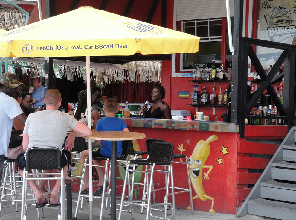 А в каком из амстердамских пабов вы найдете поющую барменшу?