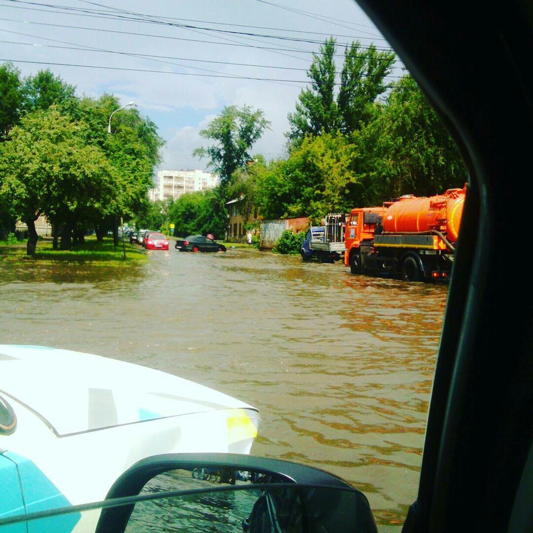 Местамы вода затопила дороги