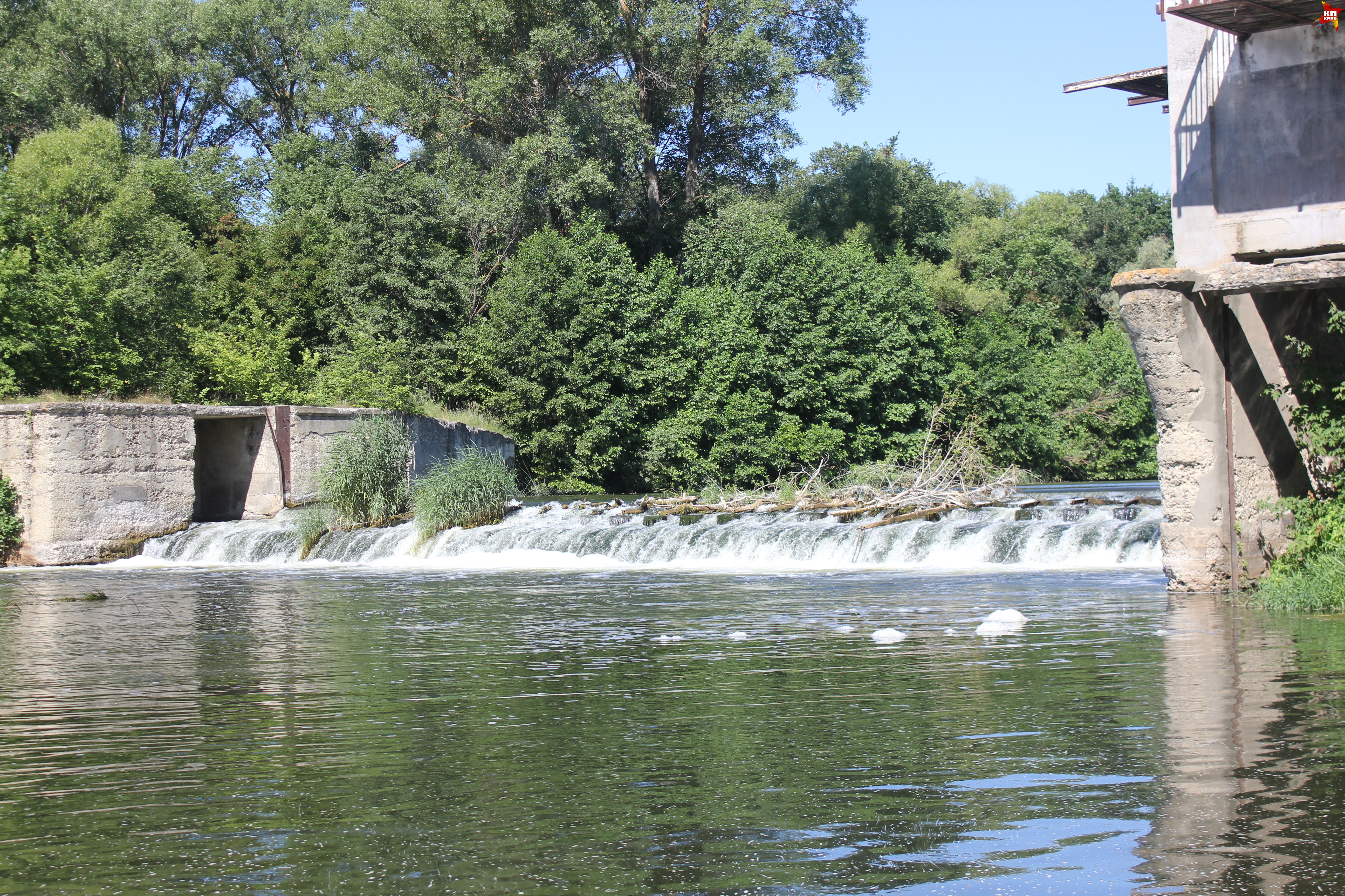 Байдарочникам, которые сплавляются из Аткарска, приходится обходить ГЭС пешком.