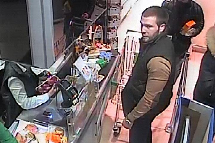 Ломов же остался еще на камерах видеонаблюдения одного из магазинов: в той самой одежде, в которой был во время ДТП