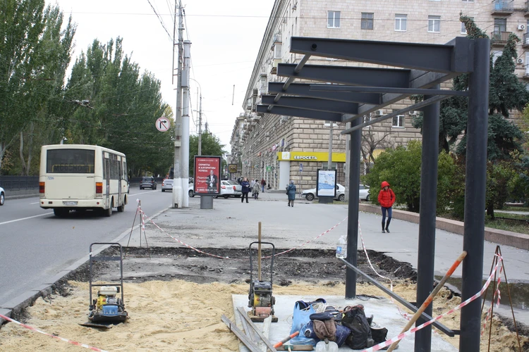 Новогодние баннеры украсили остановки общественного транспорта