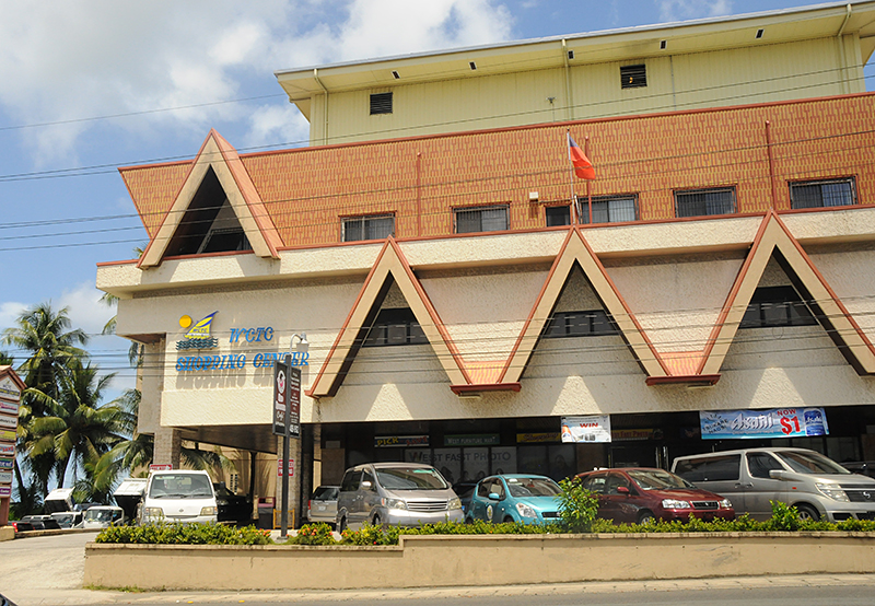 В крупнейшем городе страны Короре сконцентрированы главные торговые центры и отели