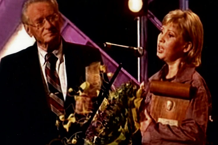 Дженнифер Энистон онлайн порно Менің енемді құрбым сиқырлайды