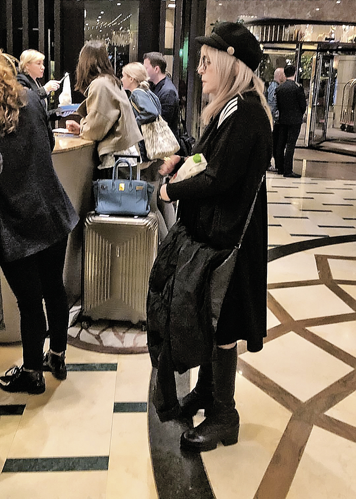 Алла Борисовна стоит в очереди в кипрской гостинице. Дети звезды в этот кадр не попали: Гарри и Лиза играли в холле.