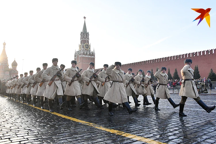 На Красной площади проходит торжественный марш в честь 75-летия военного парада 7 ноября 1941 года