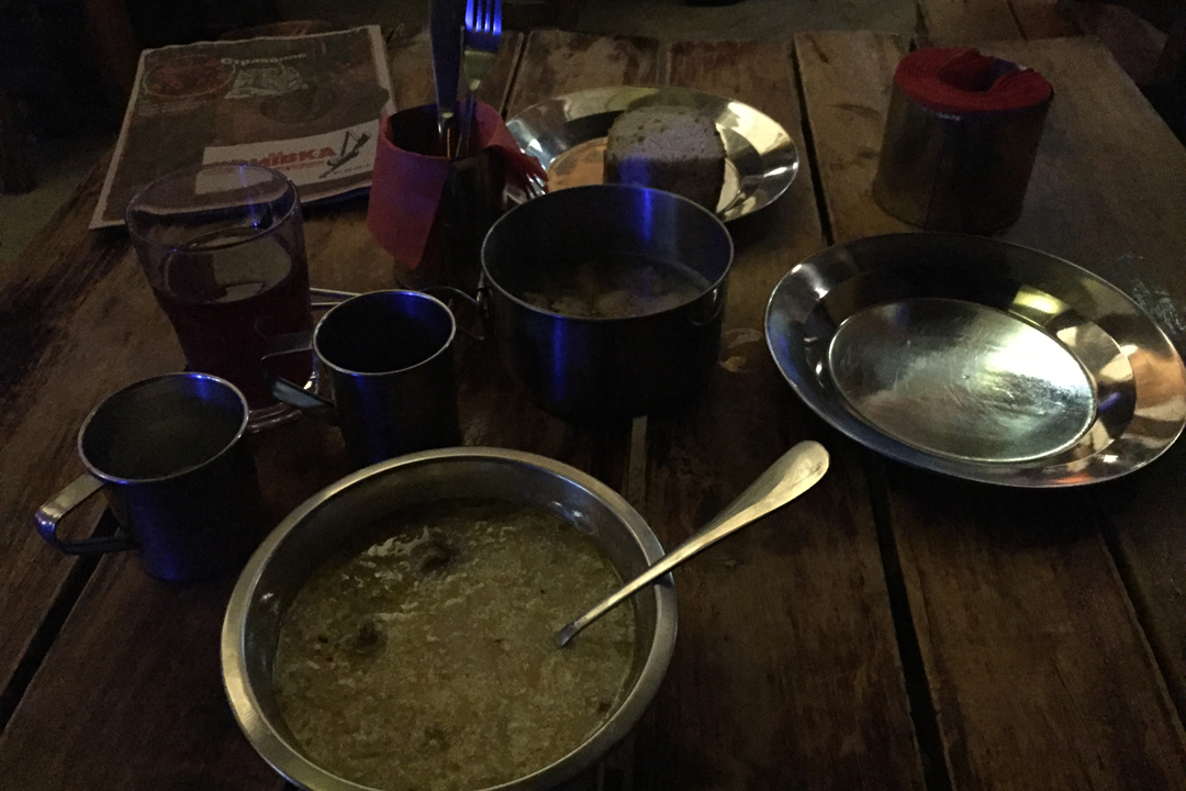 Еда в заведении подается в военной посуде. Фото: Анастасия МАТВЕЕВА