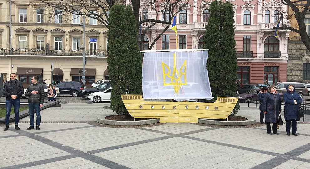 Исполнение гимна возле кораблика с