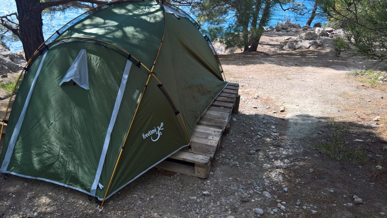 Если ставить свои палатки на поддоны, то не все походят по размерам, и это очень неудобно.