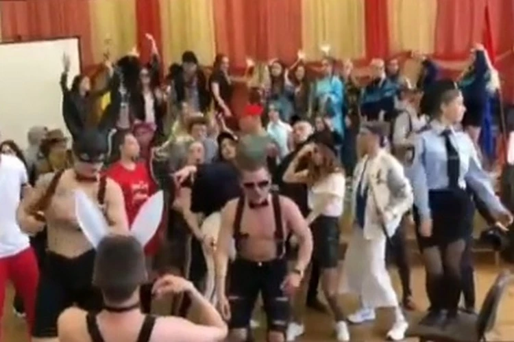 Танцы голыми на вечеринке придурки - порно видео на optnp.ru