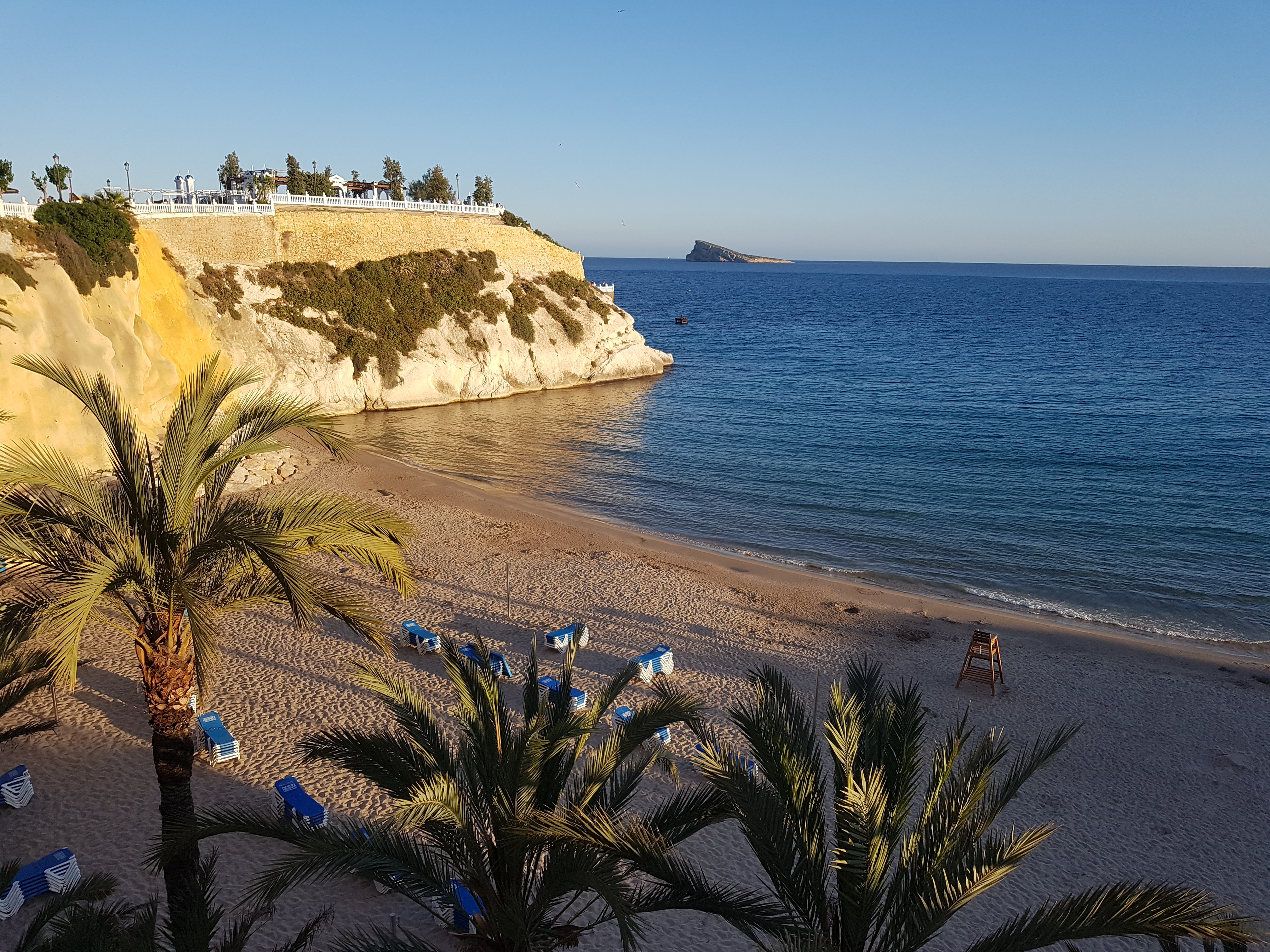 Маленький Пляж Маль Пас в самой серединке береговой линии Бенидорма - между двумя огромными пляжами, Леванте и Поньенте.