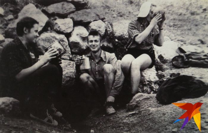 Ужин туристов. Слева направо: Зина Колмогорова, Володя Шунин, Лиля Русских. Фото: предоставил Павел Тарзин