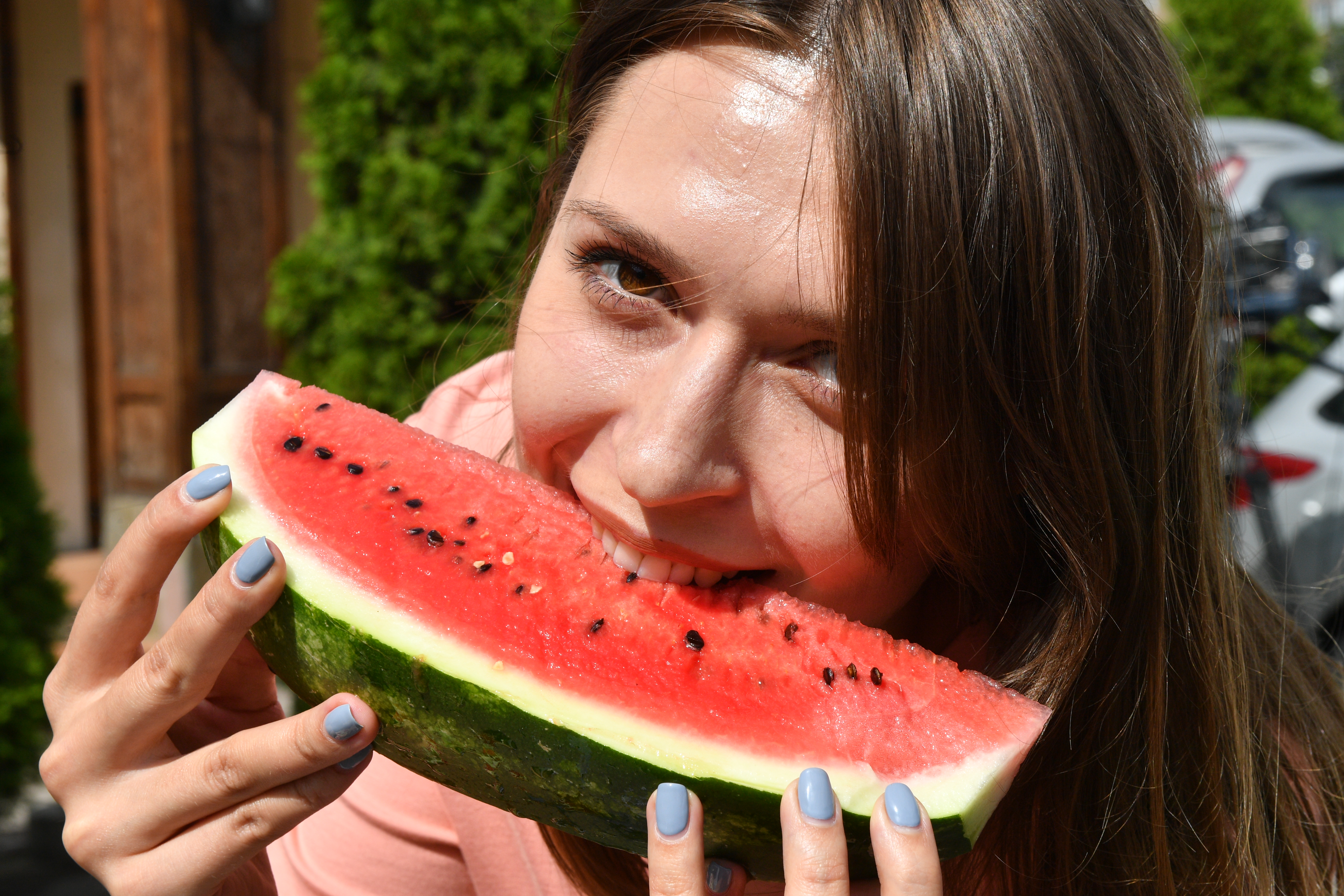 Barva dužiny „špatného“ melounu je intenzivně jasně červená s lehkým fialovým nádechem.