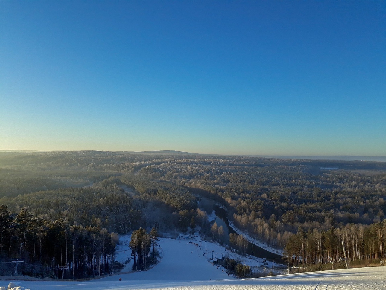 Гора Теплая расположена в живописнейшем месте у излучины реки Чусовой (вид со склона).