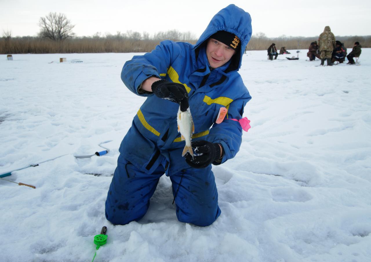 Плюсы зимней рыбалки. Мальчик на зимней рыбалке. Зима рыбалке не помеха. Мужик на рыбалке зимой. Зимняя рыбалка в Саратове.
