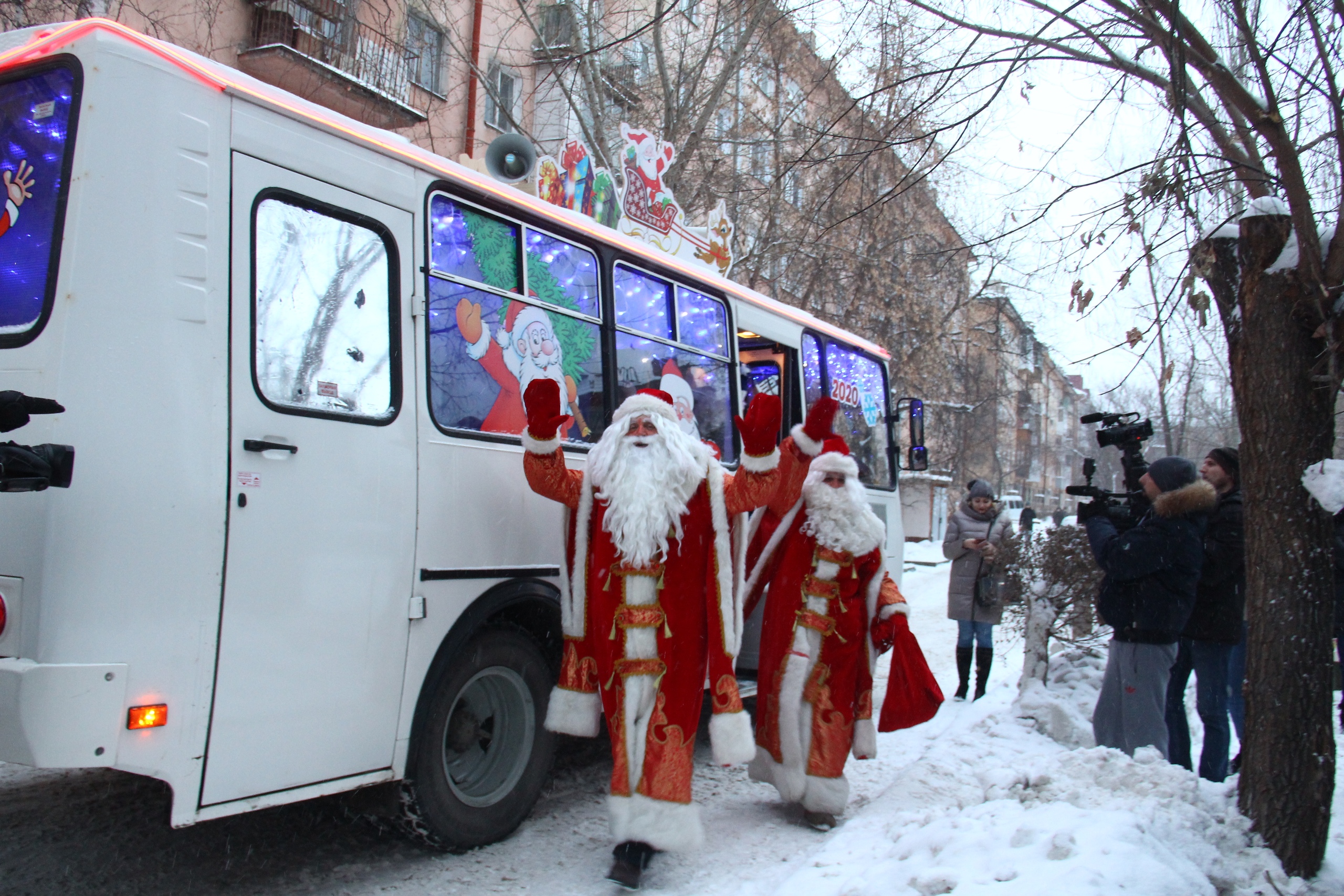 Несколько дней по улицам города будут ездить и поздравлять сибиряков сразу три Деда Мороза.