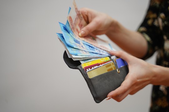 Вся зарплата Люси уходила на то, чтобы гасить платежи по кредиткам.