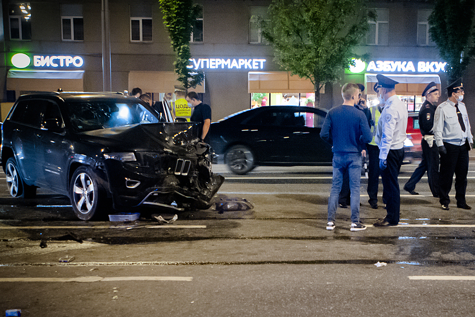Автомобиль Jeep Grand Cherokee актера Михаила Ефремова на месте ДТП на Смоленской площади. Фото Роман Канащук/ТАСС