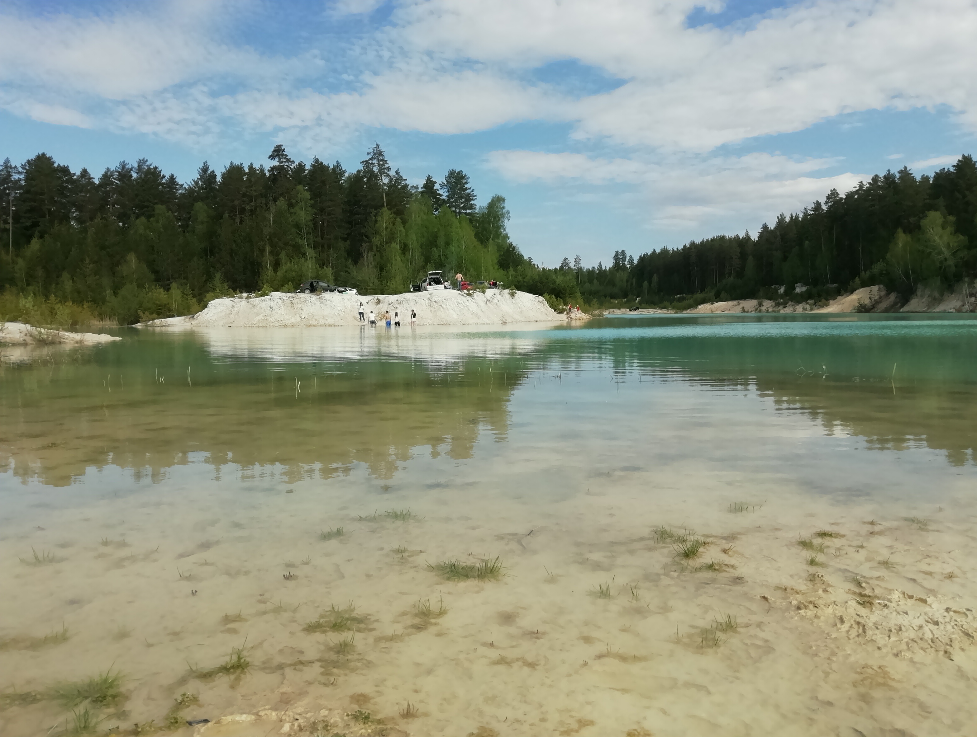Для эффектного селфи кто-то заходит в воду.