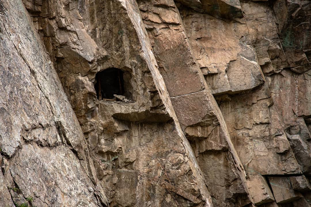 Раньше здесь можно было спуститься только. уцепившись за веревку Фото: Андрей Зайченко