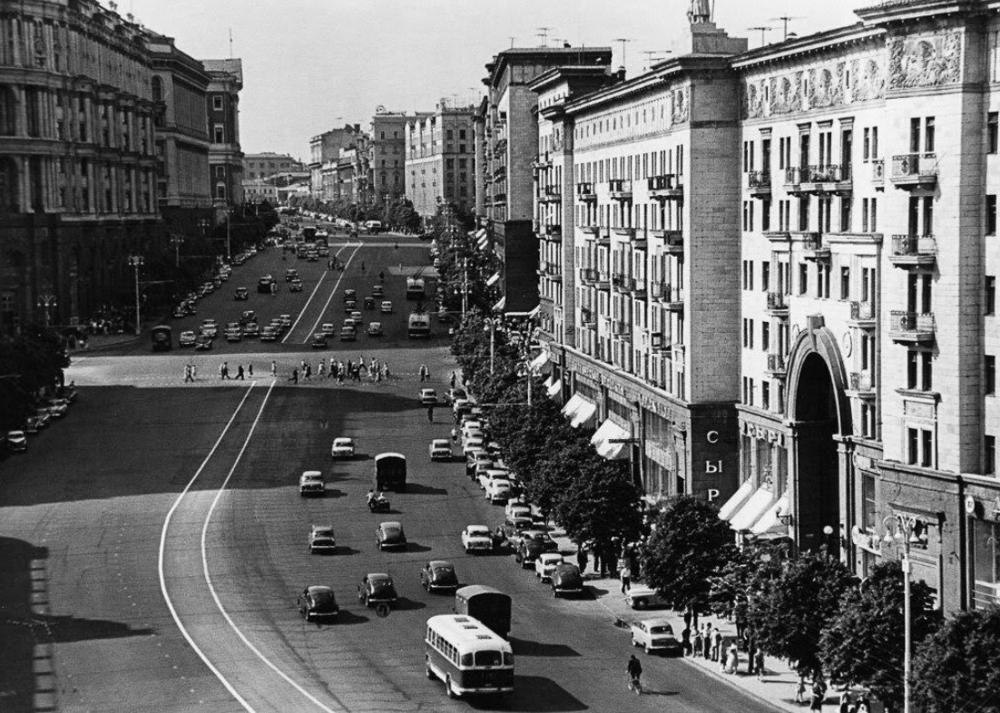 По мысли Сталина, московские улицы должны были стать такими же прямыми и широкими, как улица Горького (ныне Тверская).