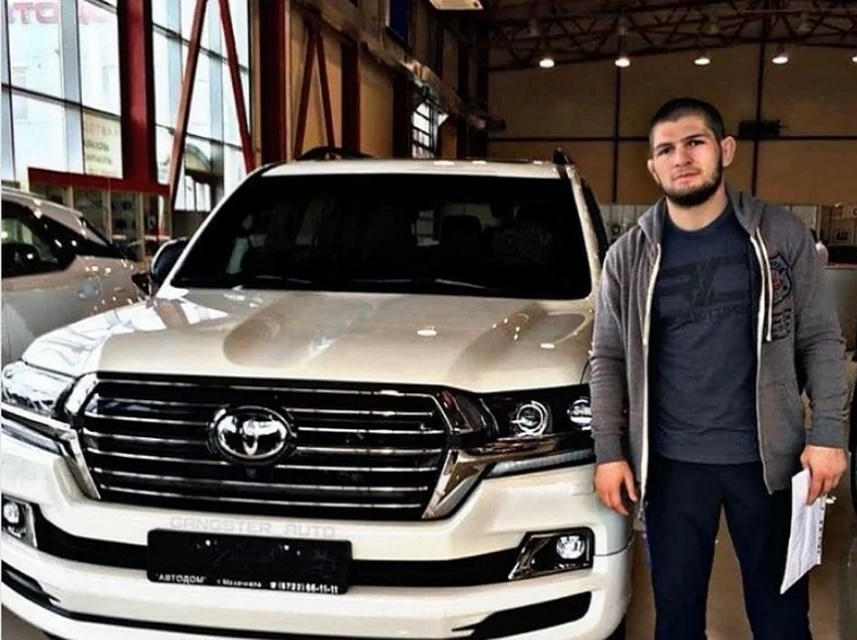 Самой удобной машиной Нурмагомедова, на которой он с удовольствием может рассекать по горным дорогам Дагестана, стала Toyota Land Cruiser 200