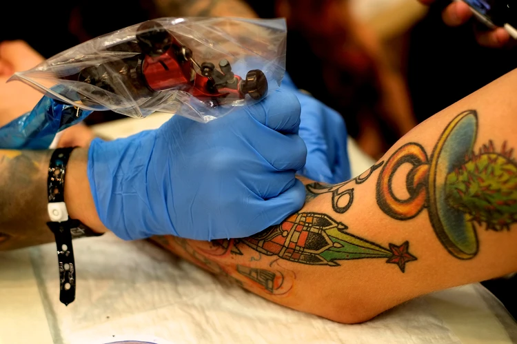 Что означает татуировка бесконечность с пером