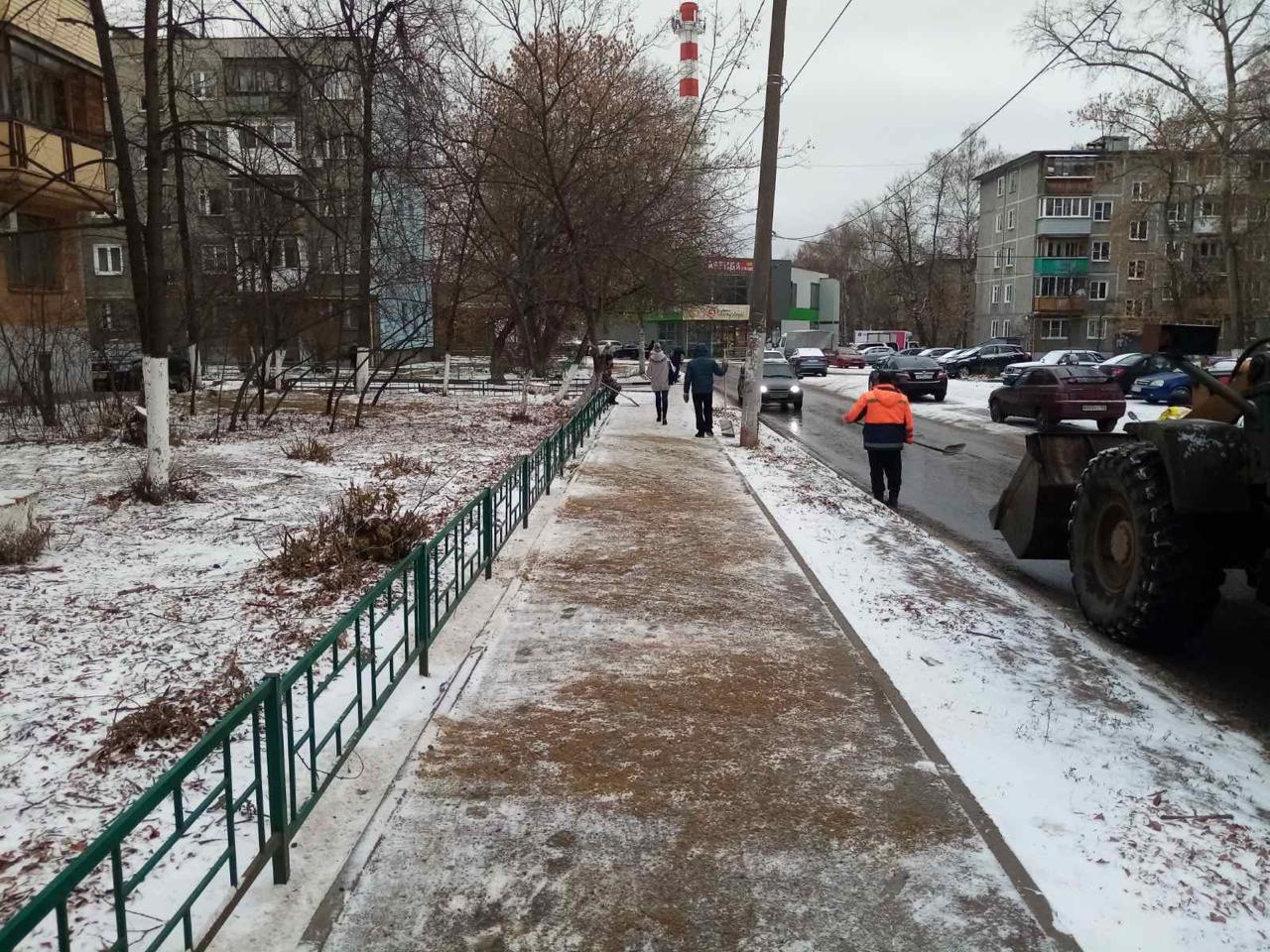 Čističi ulic Nižnij Novgorod vydatně posypávají chodníky směsí písku a soli.