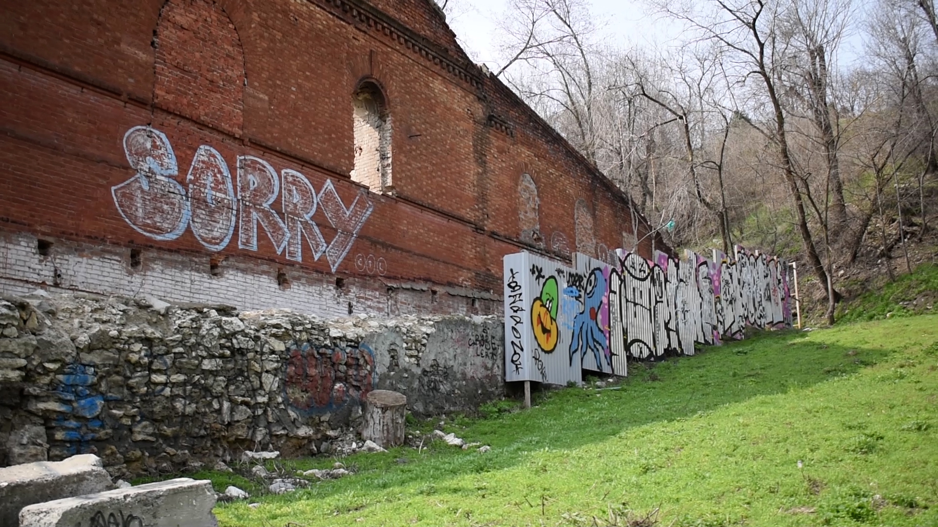 Парамоновские склады тоже не остались без автографов. Фото: СЕЛИМОВ Артур.